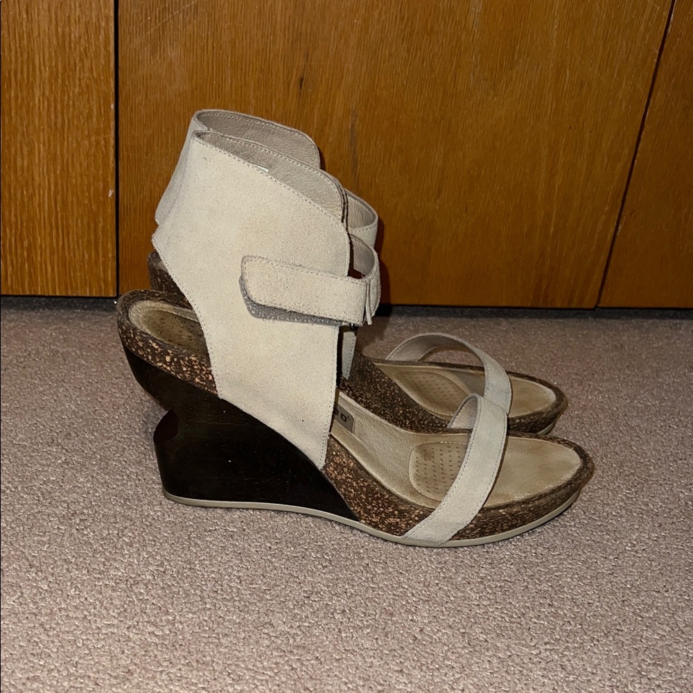 Tsubo Tehina wedge platform sandal. Sz. 10 very good cond. cream